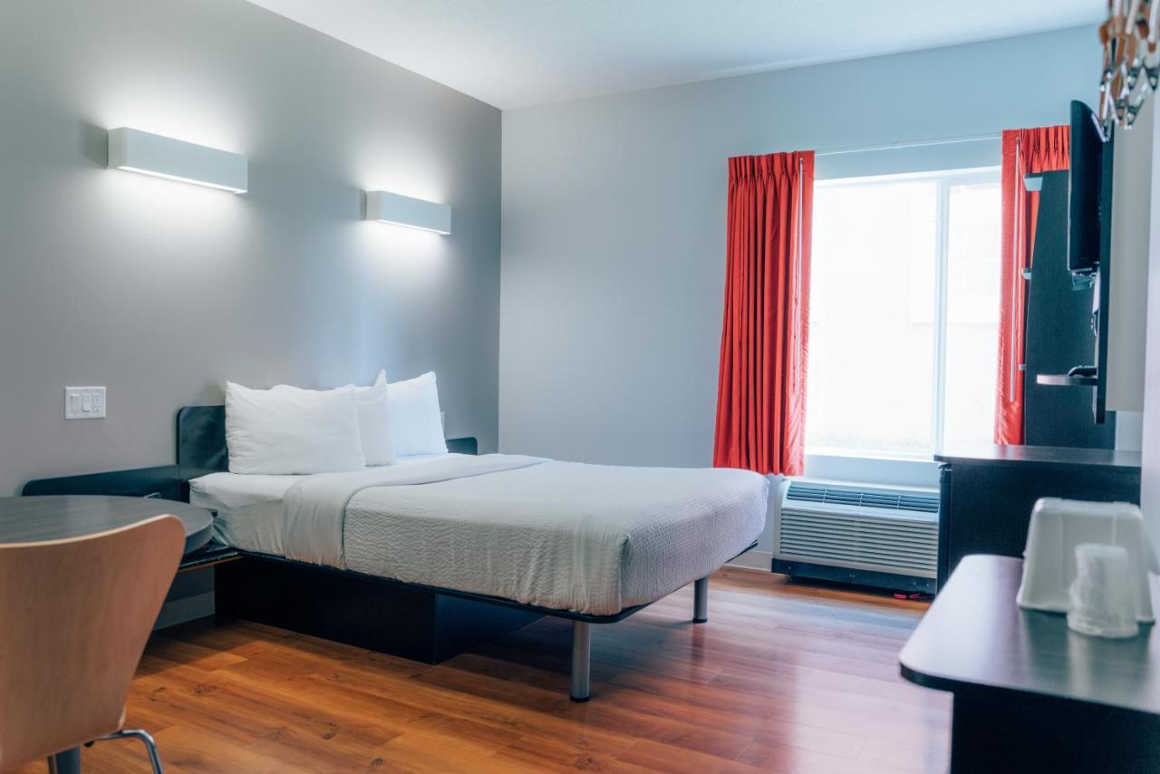 Motel 6 Еърдри Екстериор снимка