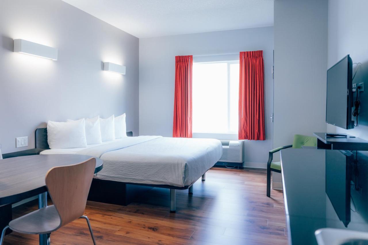 Motel 6 Еърдри Екстериор снимка