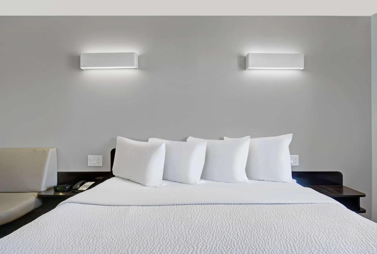 Motel 6 Еърдри Екстериор снимка