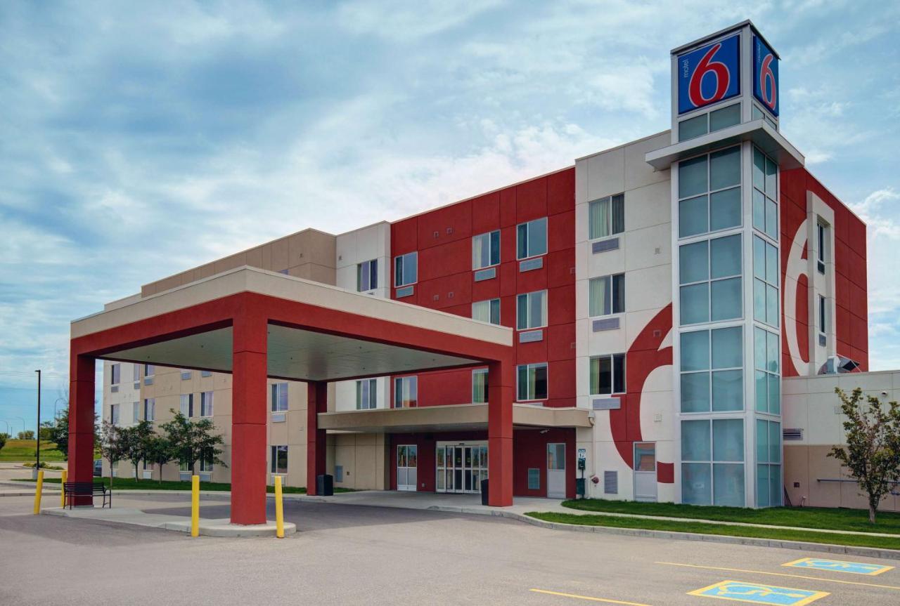 Motel 6 Еърдри Екстериор снимка