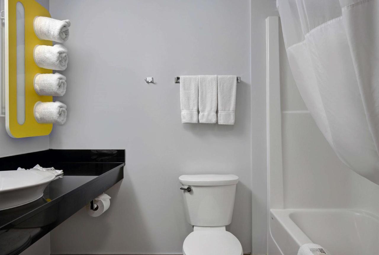 Motel 6 Еърдри Екстериор снимка