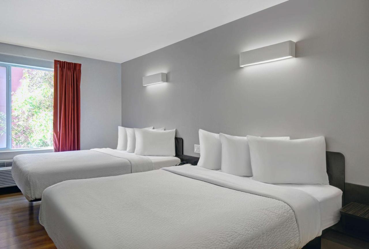 Motel 6 Еърдри Екстериор снимка
