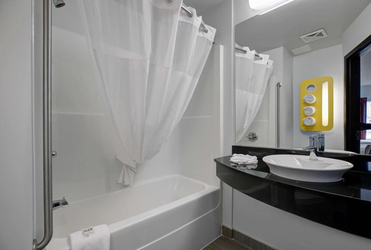 Motel 6 Еърдри Екстериор снимка