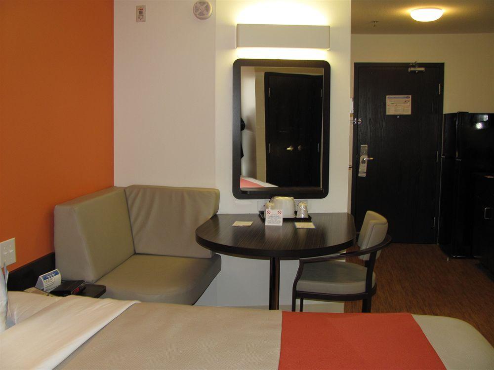 Motel 6 Еърдри Екстериор снимка