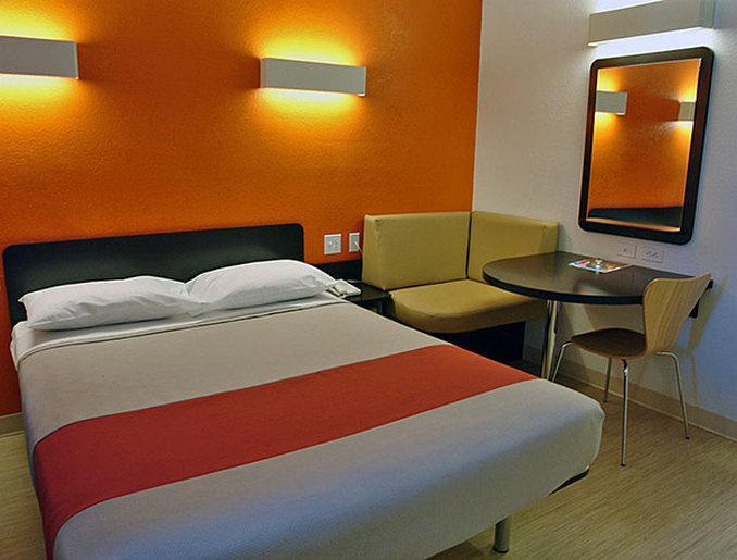 Motel 6 Еърдри Екстериор снимка