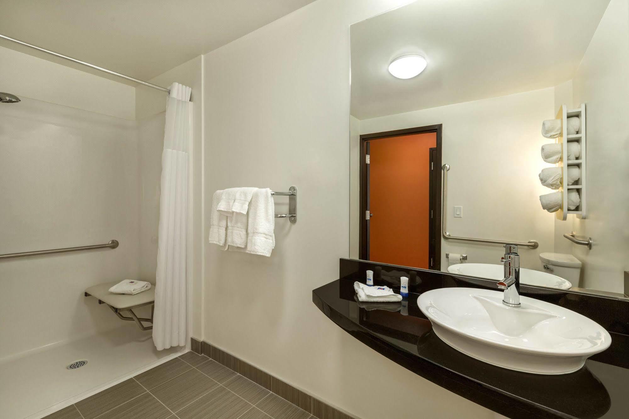 Motel 6 Еърдри Екстериор снимка